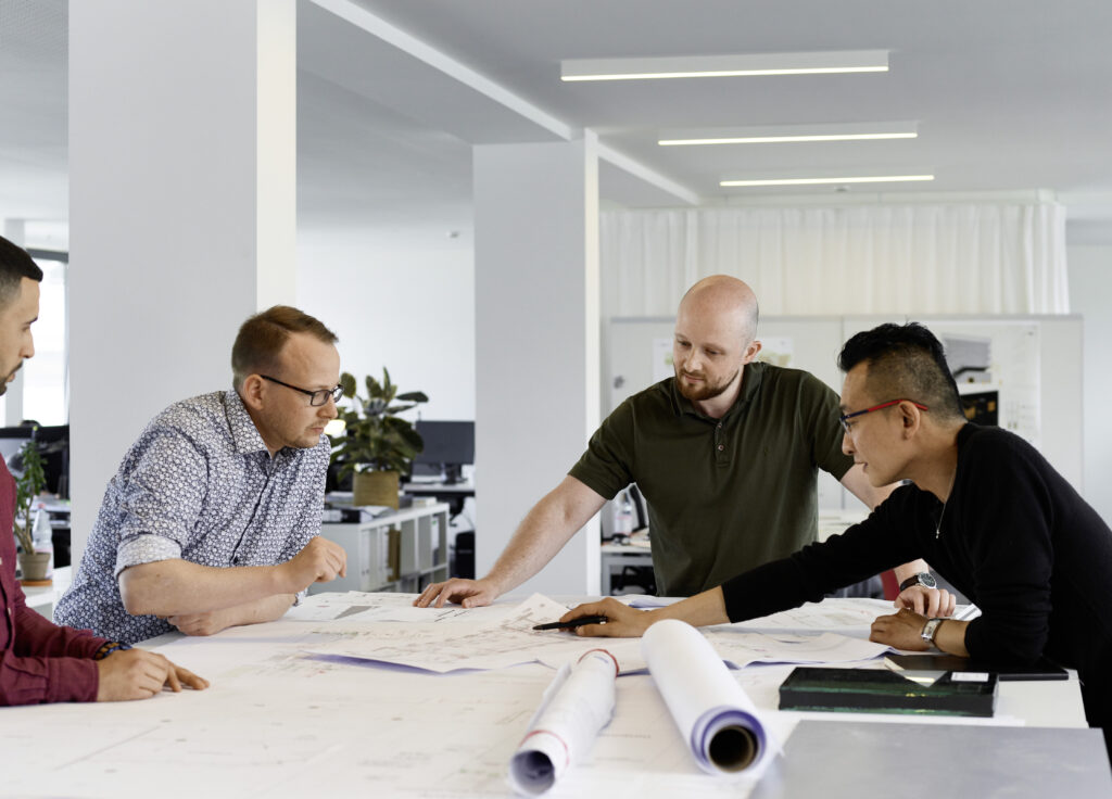 blu.print Team analysiert Projektunterlagen – Quick-Check und Due Diligence